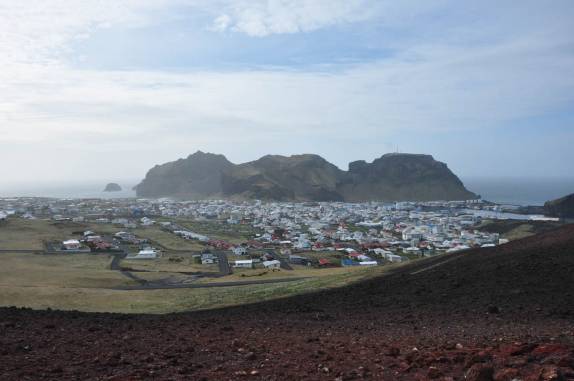 Vista da cidade de Vestmannaeyjum das encostas do vulcão Eldfell, na ilha de Heimaey, no sul da Islândia